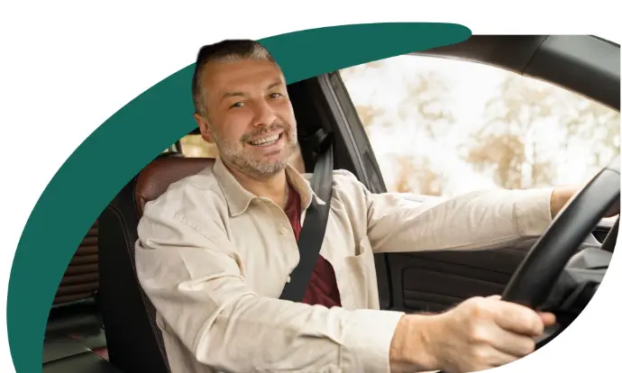 Personne bénéficiant de l'assurance automobile de la Mutuelle de France Unie au volant de sa voiture.