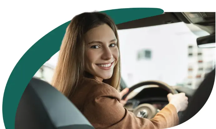 Personne bénéficiant de l'assurance route tranquille de la Mutuelle de France Unie au volant de sa voiture.